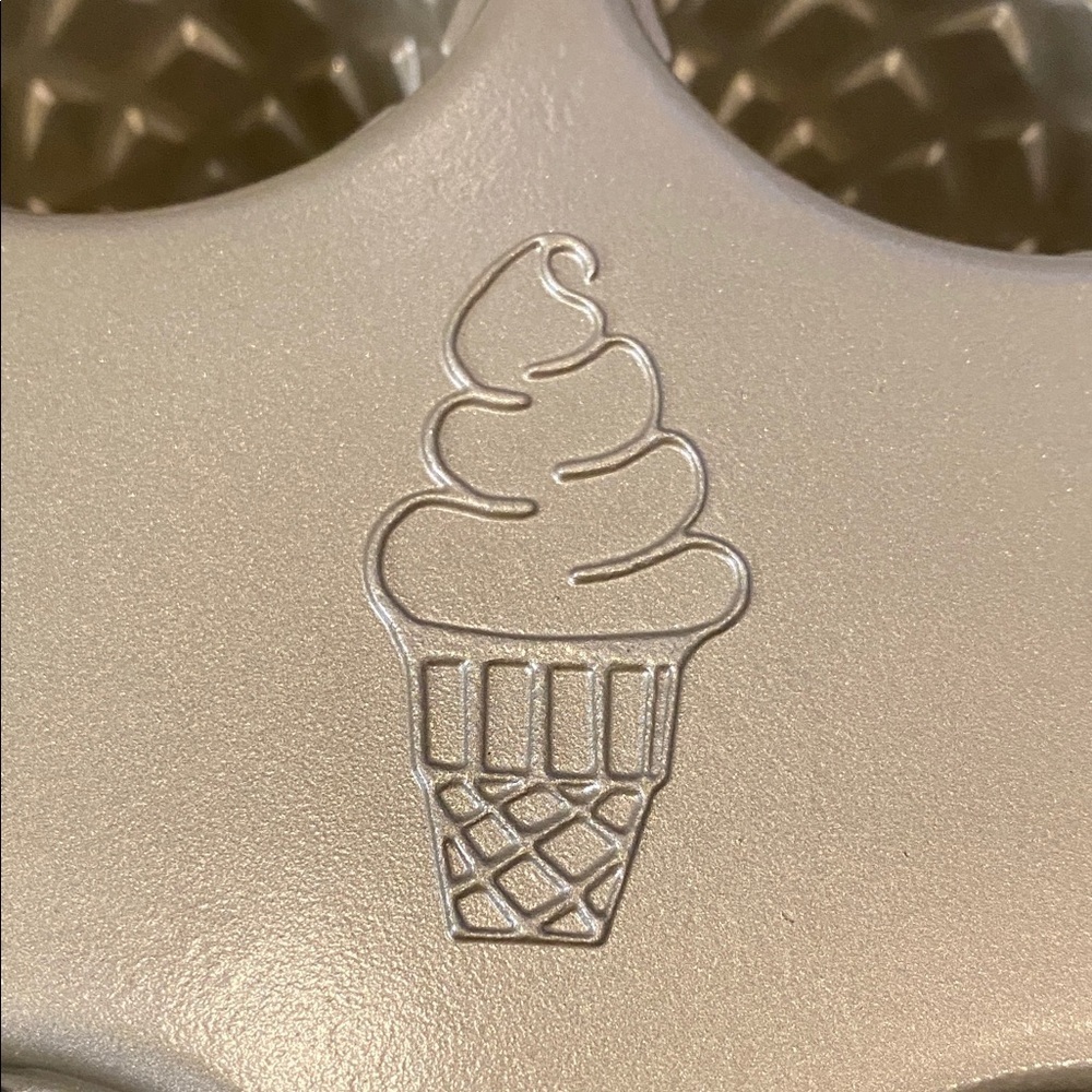 Nordic Ware Non-Stick Ice Cream Cone Cupcake Pan. 4.5 cups. Made in USA. - Picture 6 of 11